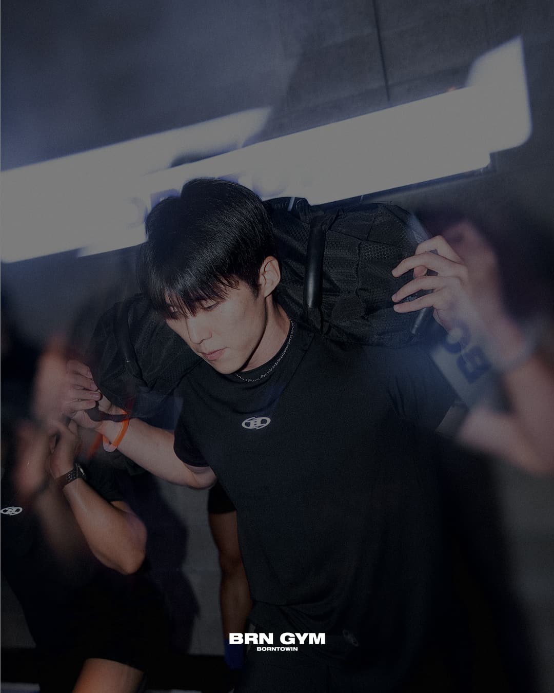 샌드백을 어깨에 메고 운동하는 BRN GYM 참가자